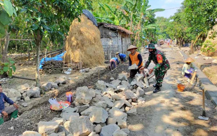 Gotong royong bersama warga binaan bangun talud
