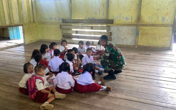 Humanis dan edukatif personel satgas perbatasan ajari siswa belajar