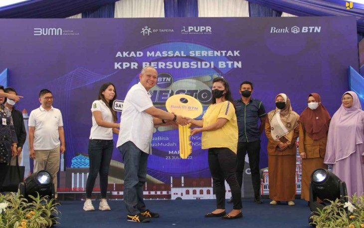 Ibu Nurjannah saat menerima kunci rumah usai akad massal KPR bersubsidi BTN 