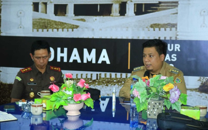 Kajari Samosir Andi Adikawira Putera dan Bupati Samosir Vandiko T. Gultom