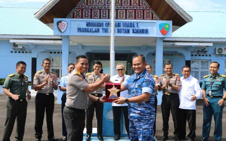 Danlanud Sut saat menerima cenderamata 