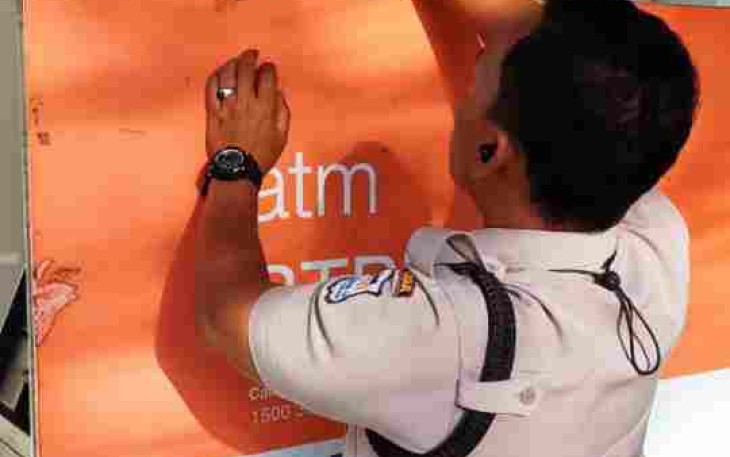 Pemasangan stiker hotline di tempat umum