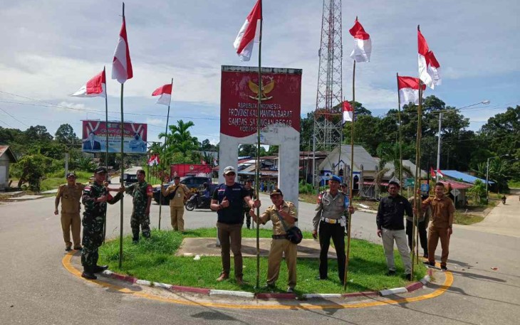 Pemasangan bendera meriahkan HUT RI Ke-77 di perbatasan 