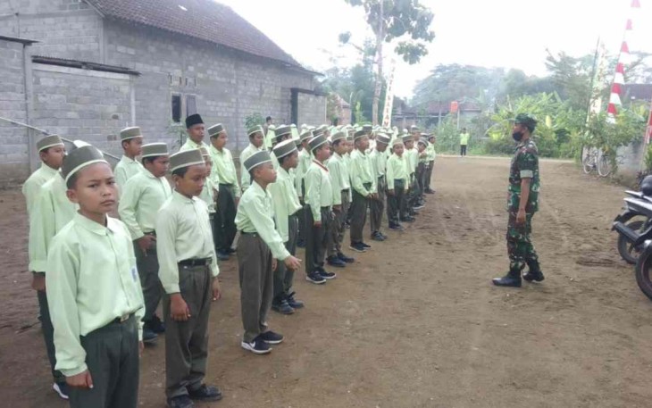 Latihan peraturan baris berbaris di MI Jatisalam