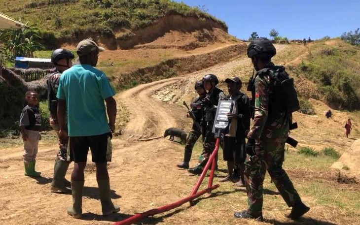 Pemasangan lampu solar light di distrik Balingga