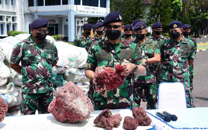 Danlantamal VI Makassar saat memberikan keterangan pers 