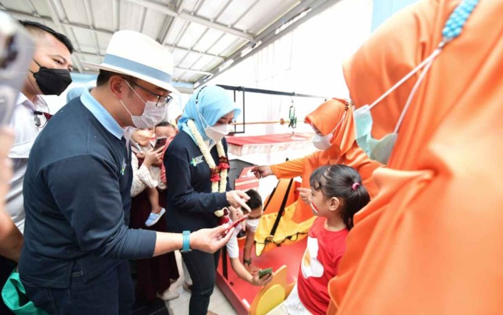Gubernur Jabar Ridwan Kamil saat meninjau imunisasi di RSUD Karawang 