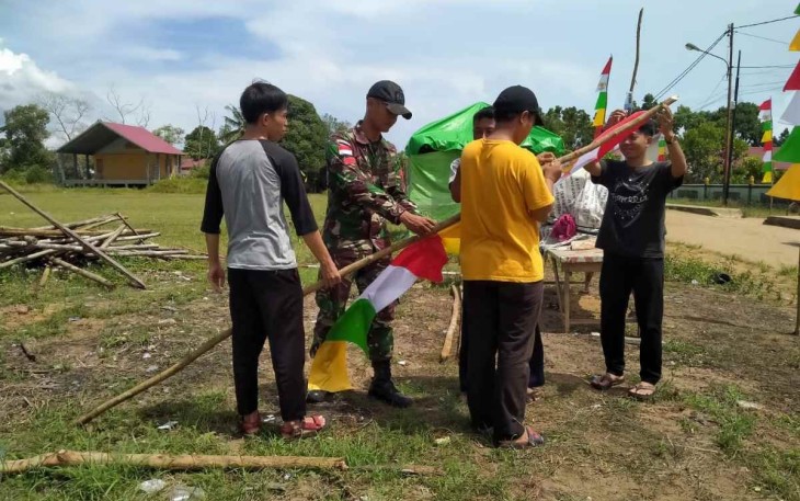 Pemasangan umbul-umbul dan bendera di perbatasan 