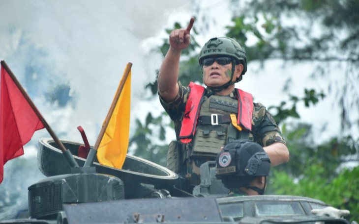 Kasal saat memberikan komando diatas ranpur TNI AL