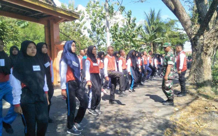 Sertu Sudarlan saat melatih paskibra kecamatan Kalidawir