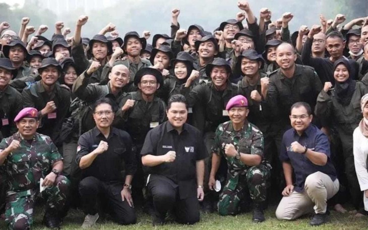 Menteri BUMN Erick Thohir bersama pegawai PT Brantas Abipraya Persero