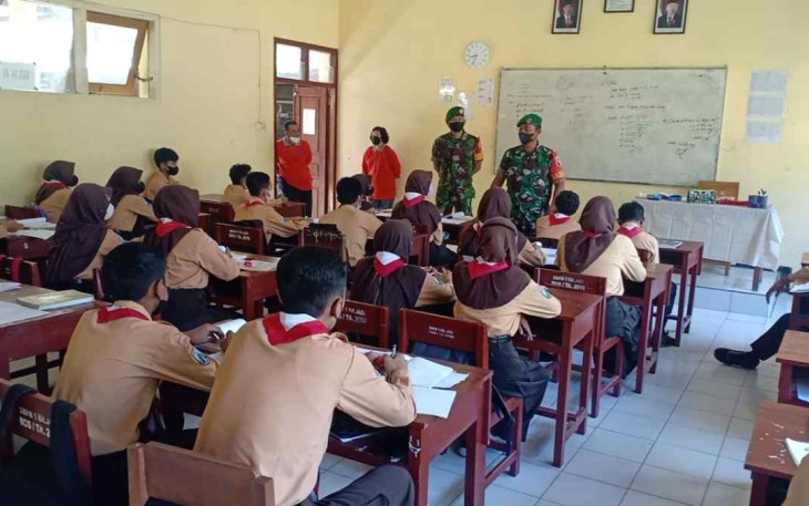 Pembekalan wasbang dan bela negara di SMPN 1 Karangjati
