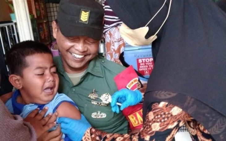 Serma Irvan saat mendampingi imunisasi anak di wilayah binaan 
