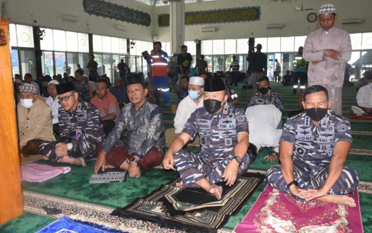 Prajurit Lantamal V Surabaya saat peringati tahun baru Islam di masjid At Taqwa