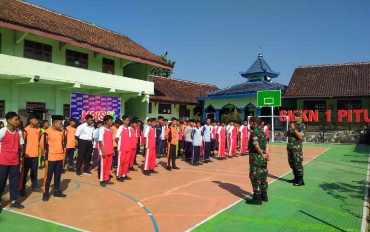 Latih Peraturan Baris Berbaris siswa SMKN 1 Pitu