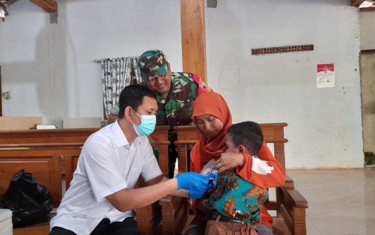 Serda Budi saat mendampingi imunisasi anak warga binaan
