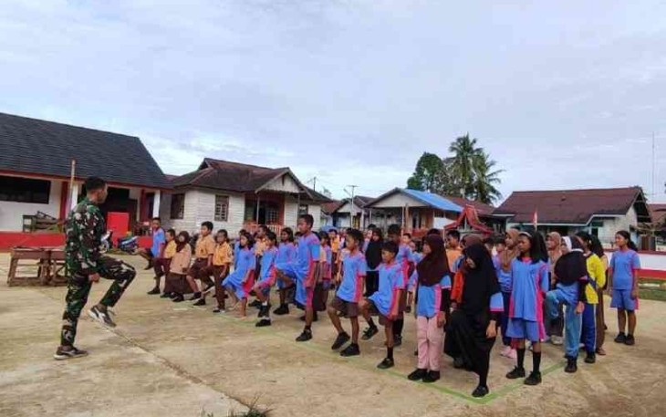 Melatih kedisiplinan sejak dini siswa SD 1 Lanjak di perbatasan 
