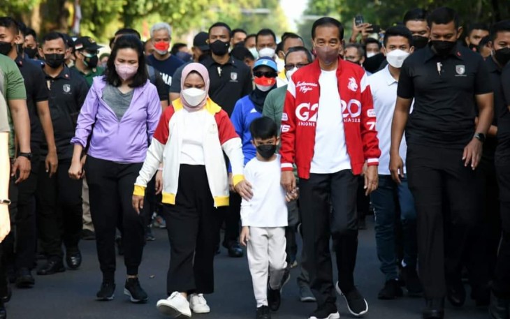 Presiden Jokowi bersama keluarga saat olahraga di CFD Solo