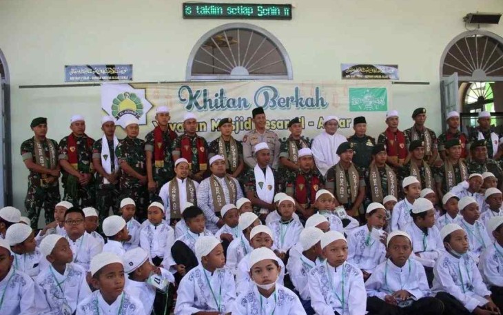 Swafoto saat khitanan massal Yayasan Masjid Besar Al-Azhar Malang