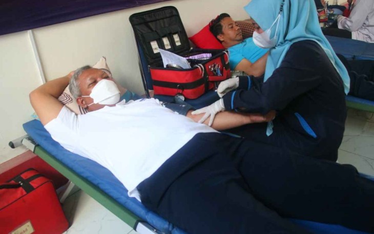 Kakanwil Kemenkumham Banten Tejo Harwanto saat donor darah