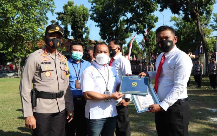 Kapolres Pemalang saat bersama anggotanya menerima penghargaan dari BRI