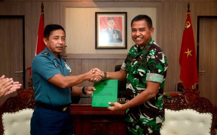 Kasdam IX Udayana Brigjen TNI Harfendi saat menerima berita acara serah terima BAST Rusun 