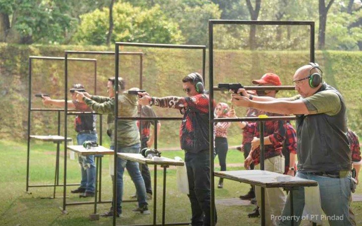 Latihan menembak di lapangan tembak PT Pindad Bandung