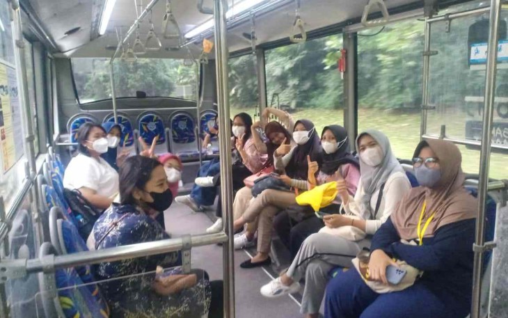 Bus kuning saat melayani penumpang di kawasan universitas Indonesia Depok