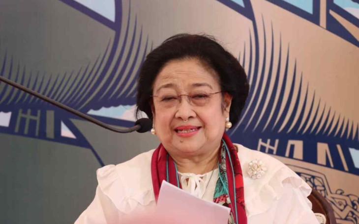 Megawati Soekarnoputri saat menyampaikan Ratu Kalinyamat dan dr. Soeharto dijadikan pahlawan nasional di geladak KRI Dewaruci Jakarta 