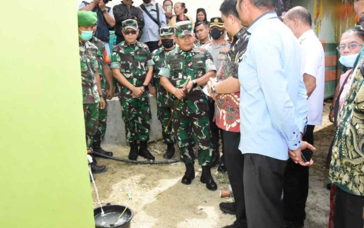 Pangdam I/BB saat meresmikan sumur pompa hidran