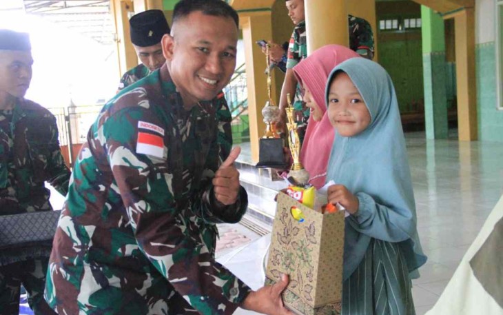 Danyonif 511/DY saat memberikan hadiah lomba anak