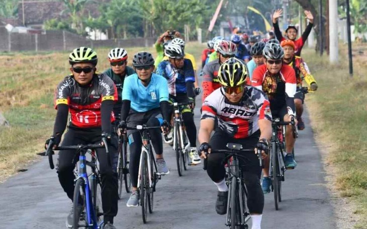 Prajurit Korem 081/DSJ saat berolahraga sepeda