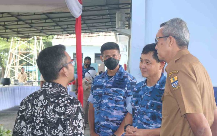 Aspers Kasau Marsda TNI Elianto Susetio saat menerima penjelasan bakti sosial di lanud Sugiri Sukani