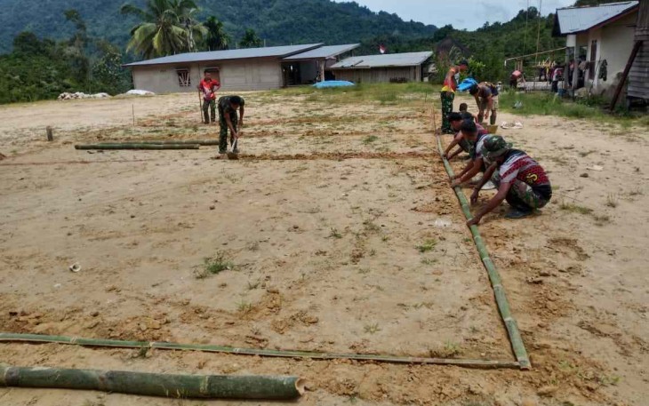 Satgas Yonif 645/Gty saat membangun lapangan voli di perbatasan 