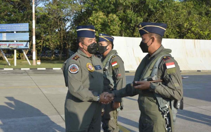Pangkoopsud II Marsekal Muda TNI Widyargo Ikoputra saat melepas air crew di lanud Iswahjudi 