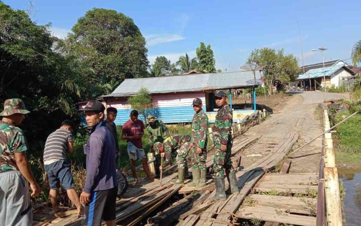 Karya bakti perbaiki jembatan penghubung bersama masyarakat perbatasan 
