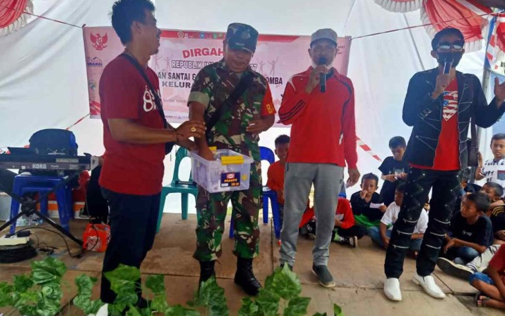 Serka Parsudi saat menghadiri penyerahan hadiah lomba HUT RI Ke-77 di Kelurahan Pendingin 
