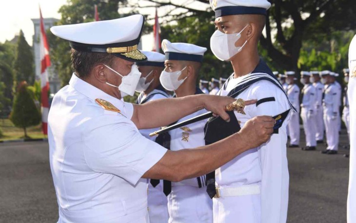 Dankodikdukum saat melantik siswa Dikmata TNI AL Angkatan XL!/2,