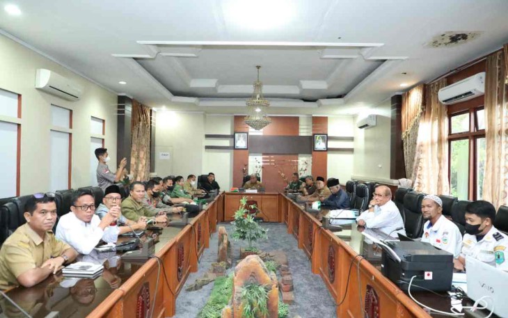 Dandim 1001/HSU-BLG Letkol Inf Dhuwi Hendradjaja saat menghadiri rapat di kantor pemda Kabupaten HSU