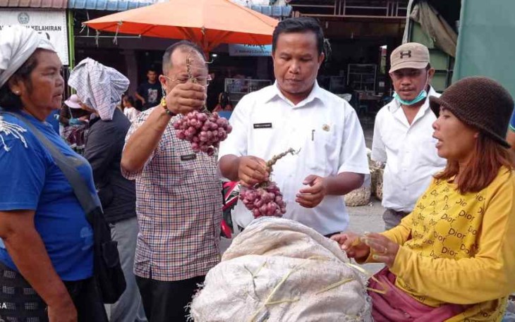 Jajaran PUD Pasar Medan saat pengecekan bahan pokok