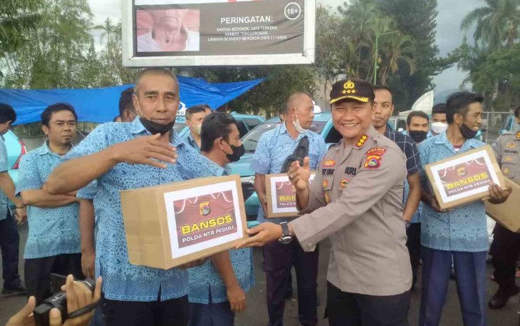 Kapolda NTB Irjen Pol Djoko Poerwanto saat memberikan paket sembako BBM