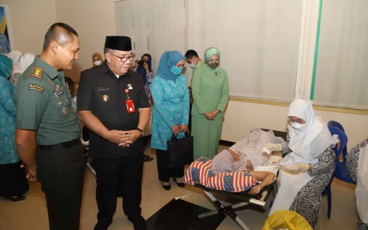 Dandim 1001/HSU-BLG bersama Plt Bupati HSU saat meninjau bakti kesehatan TNI
