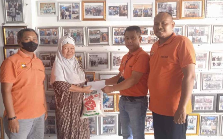 Ketua Pewarta saat memberikan santunan
