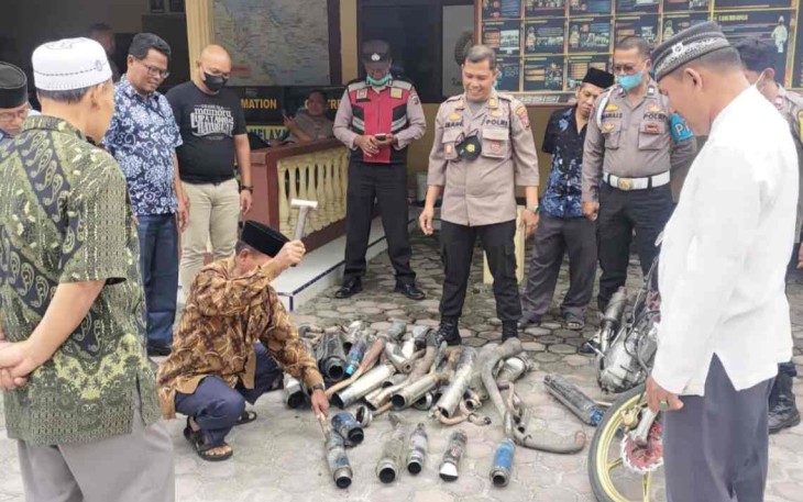 Pemusnahan puluhan knalpot blong di Polsek Parapat