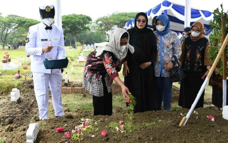 Istri almarhum pilot Bonanza TNI AL