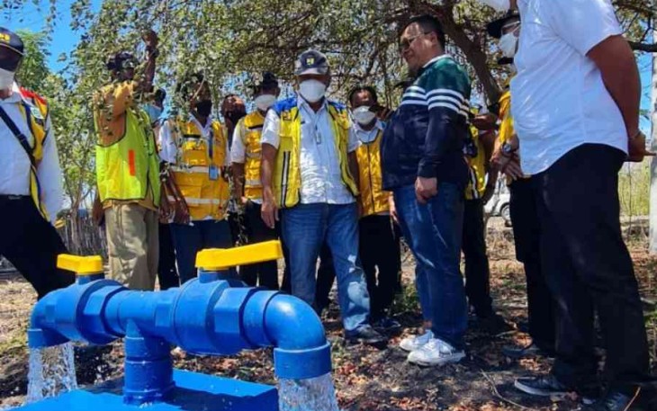 Menteri Basuki saat meninjau hidran pasokan air lahan sorgum di desa Laipori kabupaten Sumba Timur 