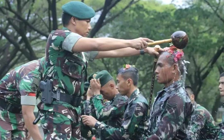 Danbrigif Para Raider 3 Kostrad siram air kembang tradisi penerimaan prajurit 