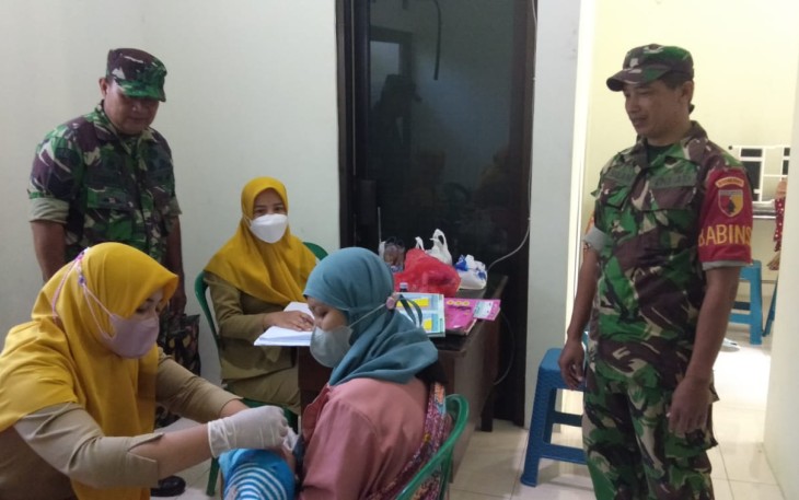 Serma Zaenal saat mendampingi imunisasi 