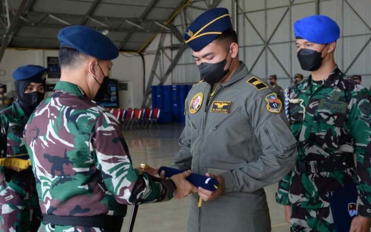 Danlanud Iswahjudi Marsekal Pertama TNI Irwan Pramuda saat memberikan sertifikasi pelatihan