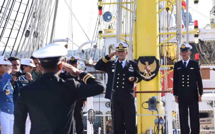 Upacara HUT TNI AL Ke-77 di geladak KRI Bima Suci